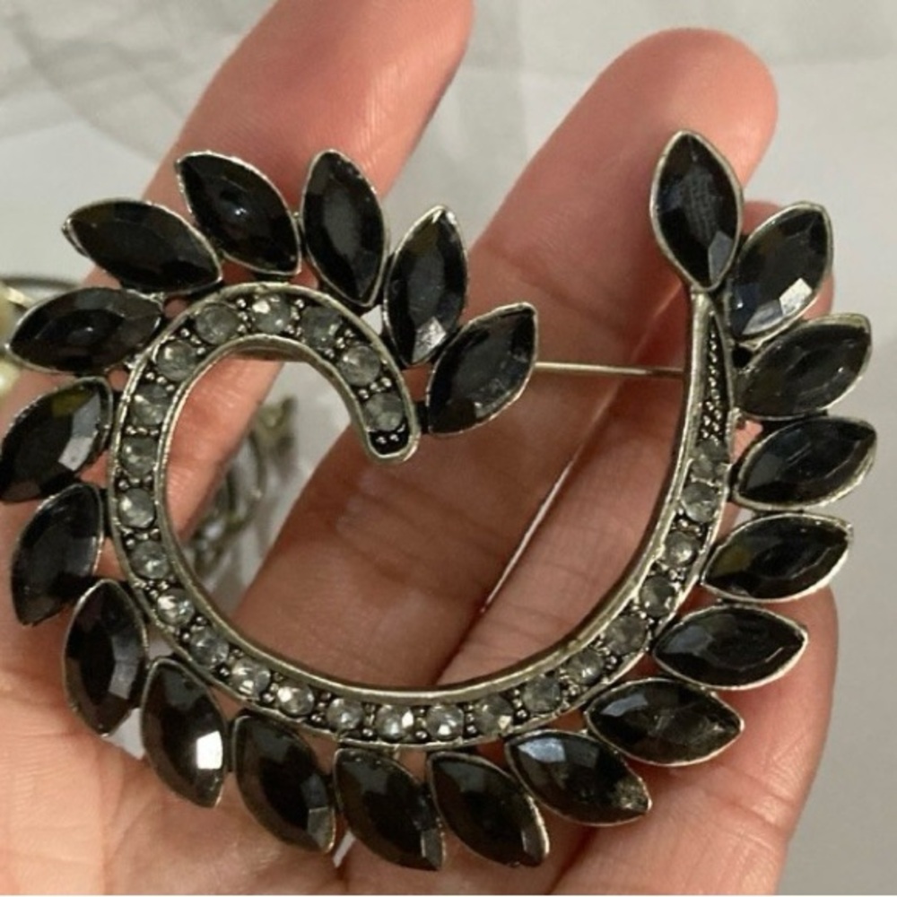*** Stunning Vintage Rhinestone Brooch with Black Marquise Stones.